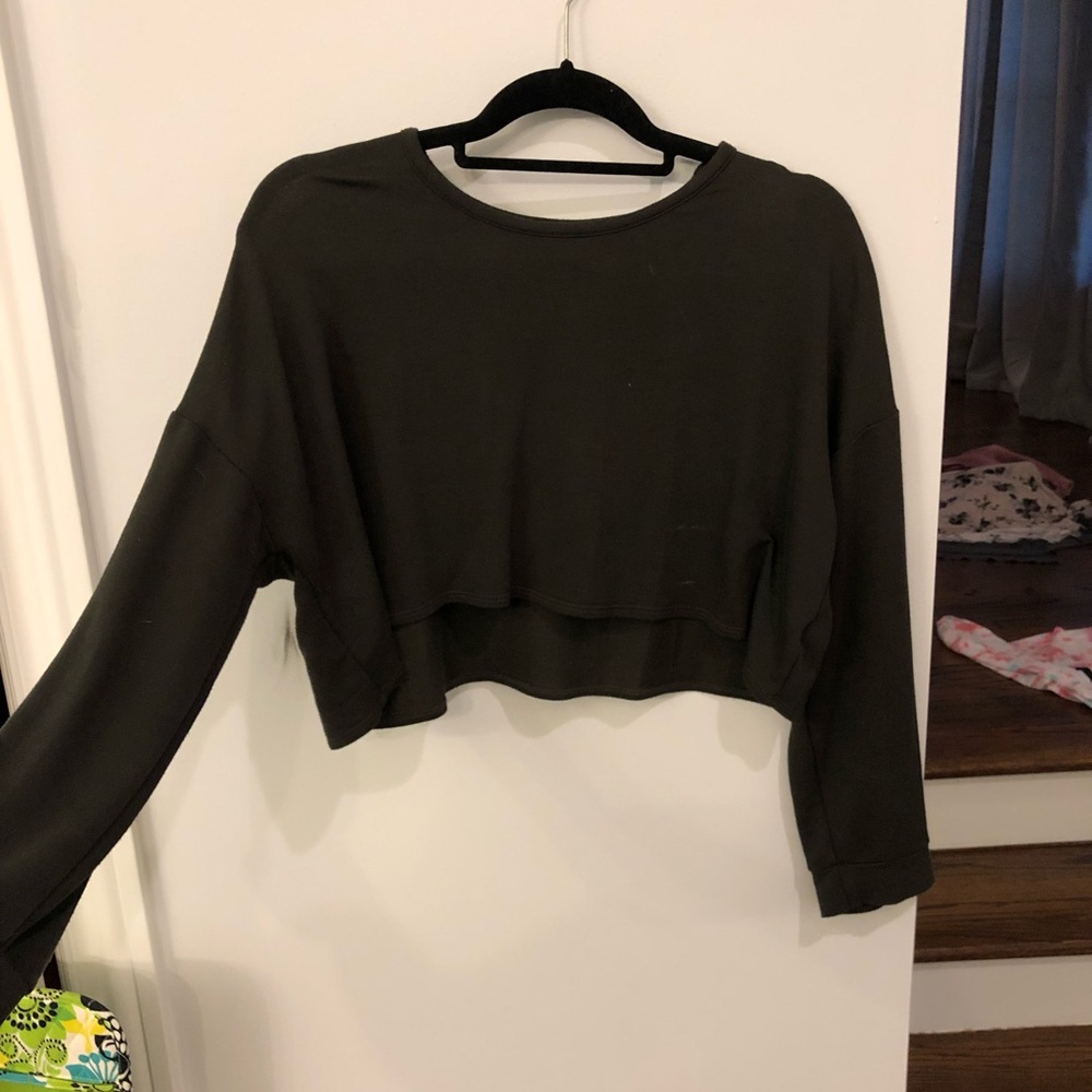 navy green cropped long sleeve t-shirt